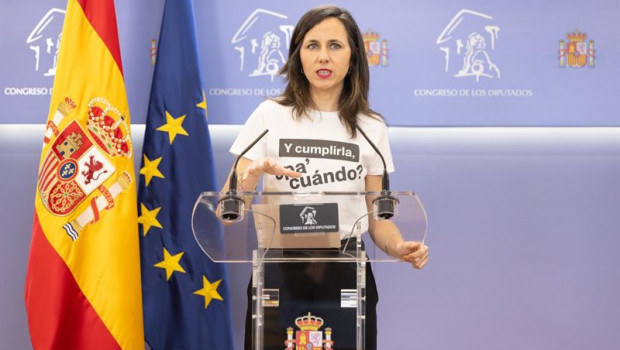 ep la secretaria general de podemos ione belarra con una camiseta sobre la constitucion en la que se