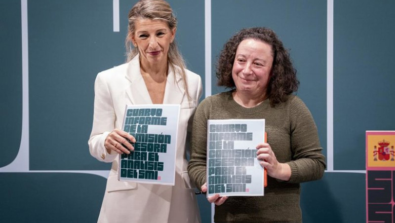 La vicepresidenta segunda y ministra de Trabajo y Economía Social, Yolanda Díaz (i), y la relatora de la Comisión de Expertos para la subida del SMI, María Begoña Cueto (d), durante la presentación del último informe de recomendaciones | A. Pérez Meca - Europa Press ep la vicepresidenta segunda y ministra de trabajo y economia social yolanda diaz i y la relatora de