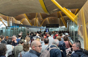 ep largas colas por falta de policias en los controles de pasaportes en el aeropuerto de adolfo