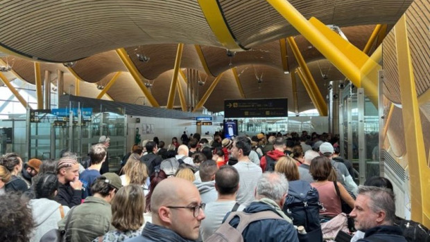 ep largas colas por falta de policias en los controles de pasaportes en el aeropuerto de adolfo