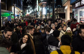 ep numerosas personas pasean por la avenida meritxell en andorra la vella ep numerosas personas pasean por la avenida meritxell en andorra la vella
