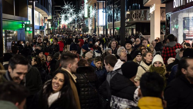 ep numerosas personas pasean por la avenida meritxell en andorra la vella
