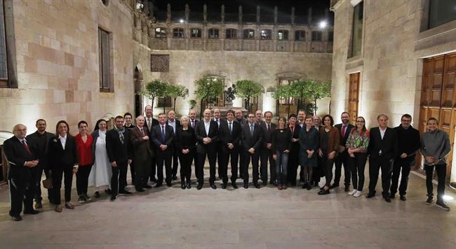 El pte.C.Puigdemont con el Consejo Consultivo del Diplocat. | RUBEN MORENO GARCIA ep ptecpuigdemontconsejo consultivodiplocat