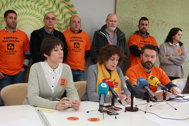 Rueda de prensa de trabajadores de Alcoa con miembros del BNG. | BNG ep ruedaprensatrabajadoresalcoamiembrosbng