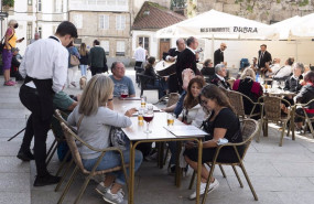 ep un grupo de turistas consumiendo en un bar