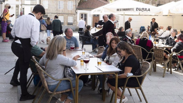 ep un grupo de turistas consumiendo en un bar
