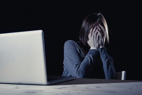 ep una adolescente refleja una situacion de acoso delante de un ordenador ep una adolescente refleja una situacion de acoso delante de un ordenador