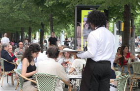 ep una camarera atendiendo una mesa en zaragoza ep una camarera atendiendo una mesa en zaragoza