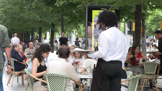 ep una camarera atendiendo una mesa en zaragoza
