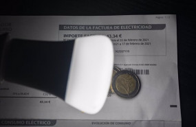 ep una lampara refleja el importe de una factura de la electricidad