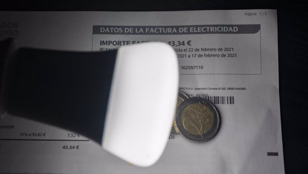 ep una lampara refleja el importe de una factura de la electricidad
