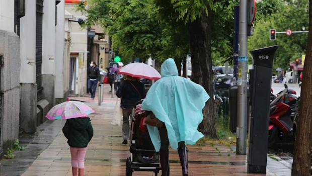 ep una mujer y una nina pasean con paraguas en madrid en un dia de lluvia y bajada de temperaturas
