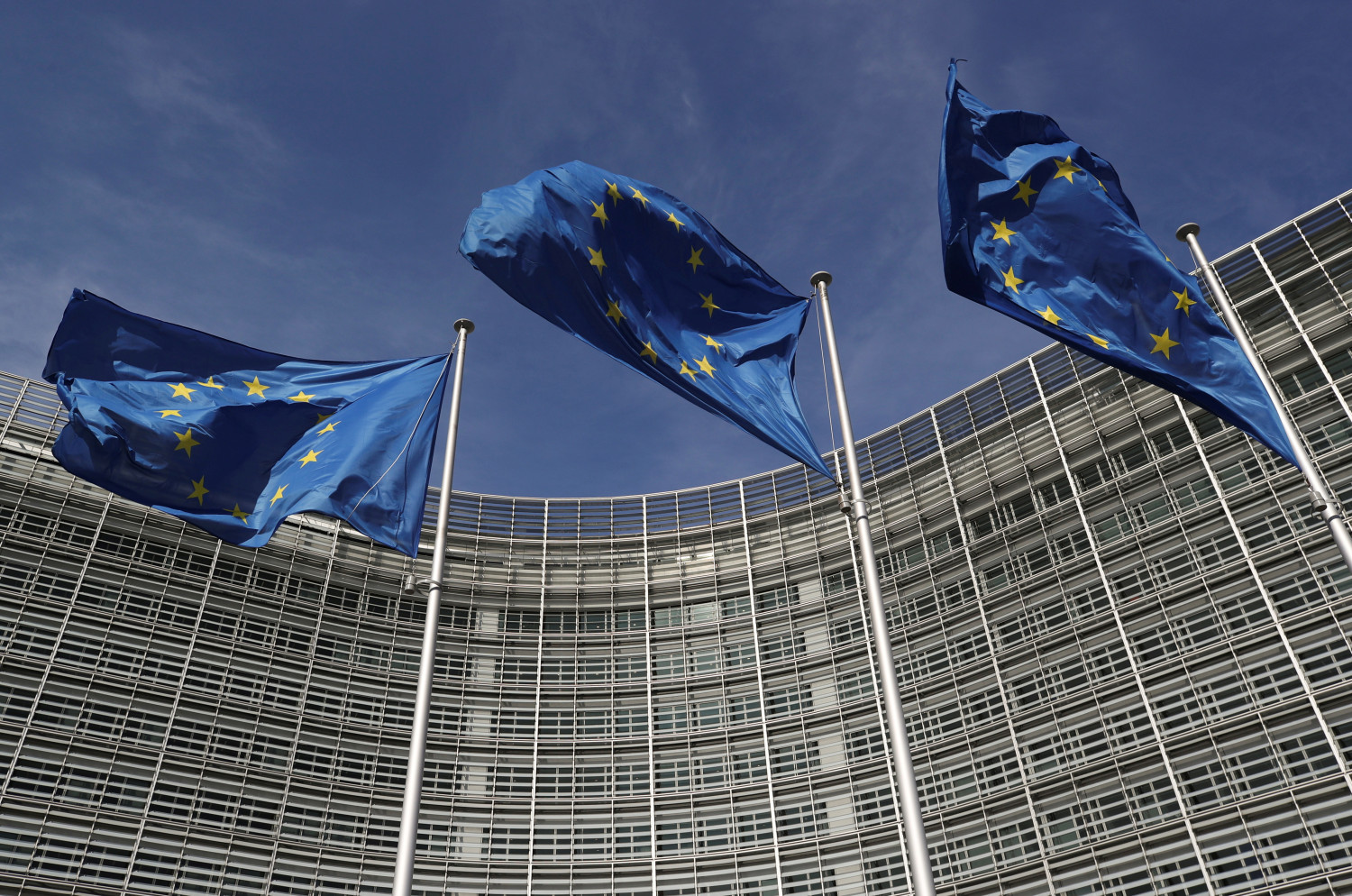 des drapeaux de l ue devant le siege de la commission europeenne 