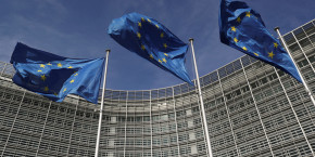 des drapeaux de l ue devant le siege de la commission europeenne 