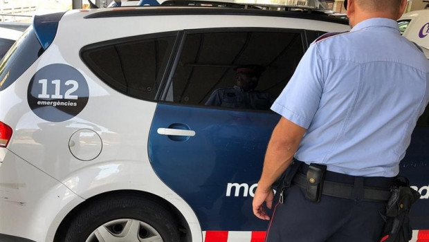 ep agente y coche de mossos desquadra