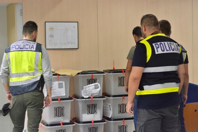 Agentes intervienen urnas y papeletas en distintos colegios de Barcelona | POLICÍA NACIONAL ep agentes intervienen urnaspapeletasdistintos colegiosbarcelona