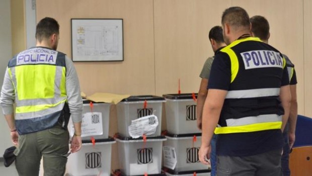 Agentes intervienen urnas y papeletas en distintos colegios de Barcelona | POLICÍA NACIONAL ep agentes intervienen urnaspapeletasdistintos colegiosbarcelona