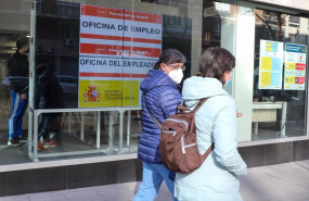 ep archivo   dos mujeres pasan por delante de una oficina de empleo