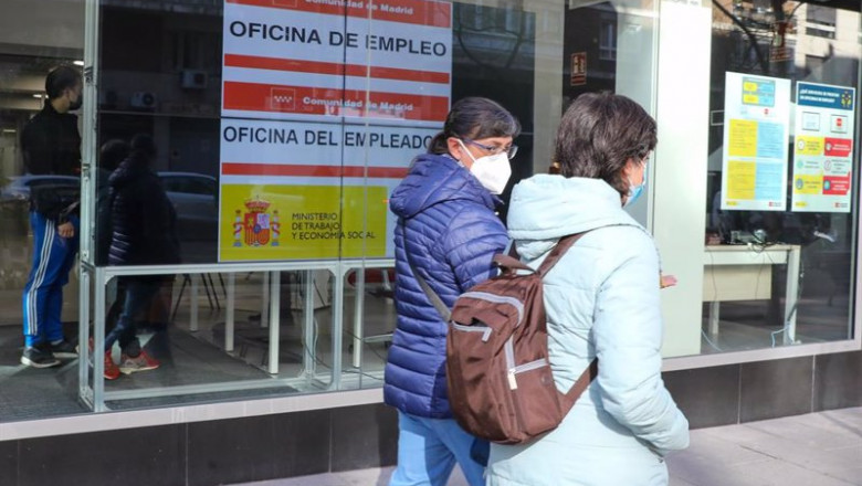 Archivo - Dos mujeres pasan por delante de una oficina de empleo | Marta Fernández Jara - Europa Press - Archivo ep archivo dos mujeres pasan por delante de una oficina de empleo
