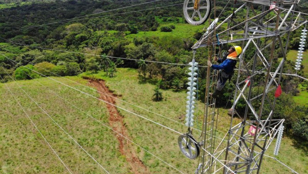 ep archivo   empleado de elecnor trabajando