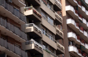 ep archivo   foto de archivo de la fachada de un edificio en barcelona catalunya espana
