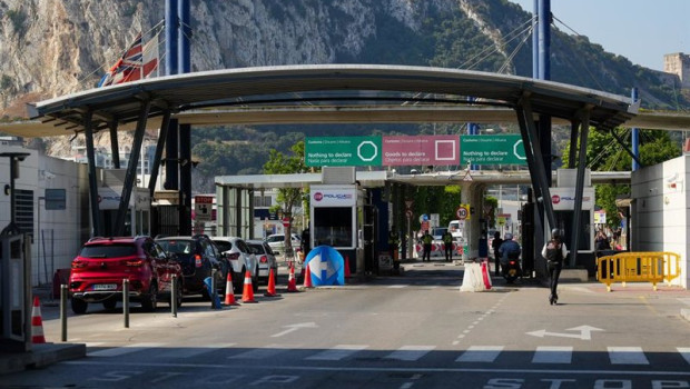 ep archivo   imagenes de la frontera entre espana y el penon de gibraltar