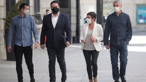 ep archivo   la portavoz parlamentaria de bildu mertxe aizpurua 2d y el diputado de eh bildu oskar