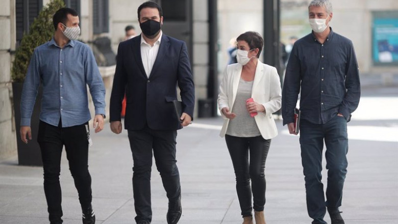 ep archivo   la portavoz parlamentaria de bildu mertxe aizpurua 2d y el diputado de eh bildu oskar