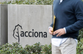 ep archivo   logotipo de acciona en la sede de madrid