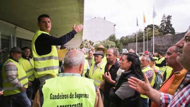 ep archivo   lugo decenas de ganaderos productores de ternera suprema protestan ante la delegacion