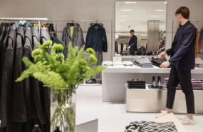 ep archivo   un dependiente en la nueva macrotienda de zara en el boulevard austria de valencia