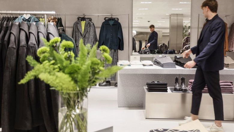 Archivo - Un dependiente en la nueva macrotienda de Zara en el Boulevard Austria de Valencia | Rober Solsona - Europa Press - Archivo ep archivo un dependiente en la nueva macrotienda de zara en el boulevard austria de valencia