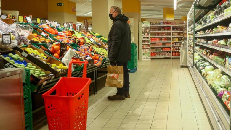 ep archivo un hombre en la seccion de fruteria de un supermercado de madrid espana ep archivo un hombre en la seccion de fruteria de un supermercado de madrid espana
