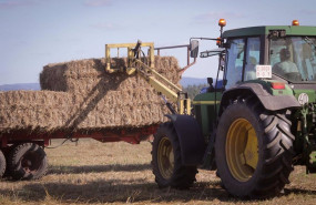 ep archivo   un tractor durante la recogida de trigo