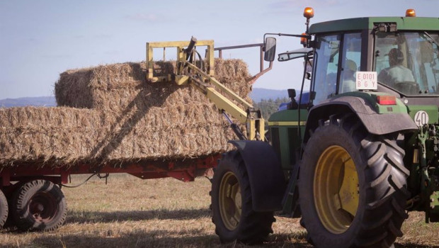 ep archivo   un tractor durante la recogida de trigo