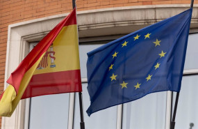 ep archivo   una bandera de la union europea junto a una bandera de espana a 3 de enero de 2024 en