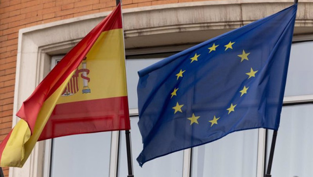 ep archivo   una bandera de la union europea junto a una bandera de espana a 3 de enero de 2024 en