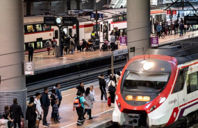 ep archivo   varias personas en un anden el dia en el que ha descarrillado un tren almeria madrid en