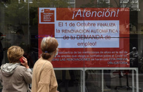 ep archivo   varias personas observan un anuncio de una oficina del servicio publico de empleo