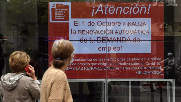 ep archivo   varias personas observan un anuncio de una oficina del servicio publico de empleo