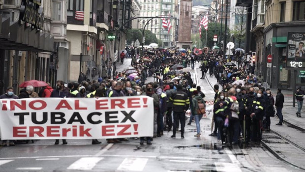 ep archivo   varias personas participan en una manifestacion contra el ere planteado por tubacex