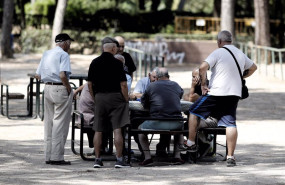ep archivo   varios pensionistas jugando al domino en un parque de madrid