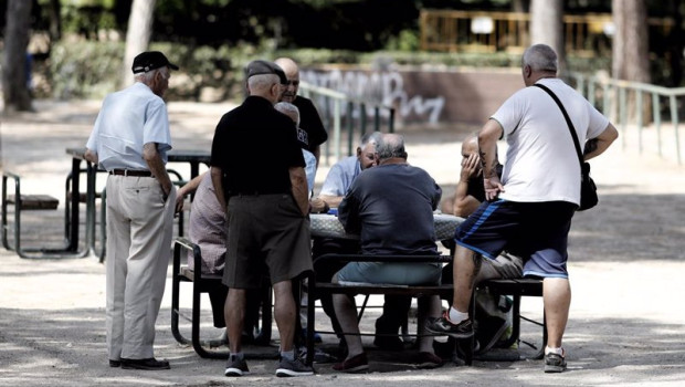 ep archivo   varios pensionistas jugando al domino en un parque de madrid