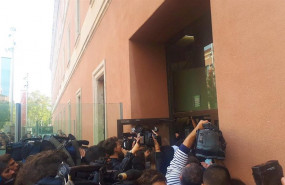 ep bloqueados los accesos de la upf y tension entre estudiantes ante una de las puertas por