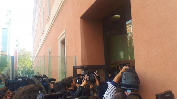 ep bloqueados los accesos de la upf y tension entre estudiantes ante una de las puertas por