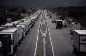 ep camiones parados durante el corte de la a 9 francesa por una protesta de agricultores franceses a