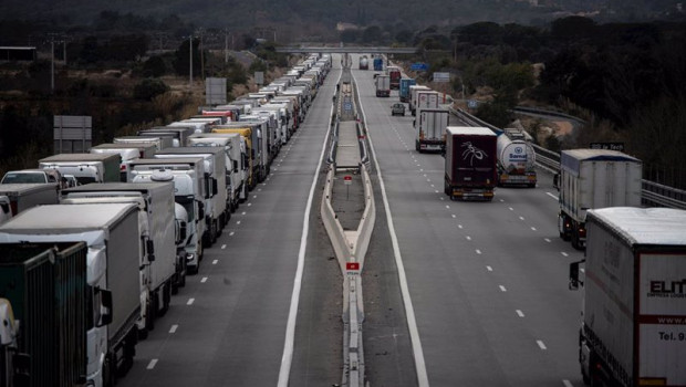 ep camiones parados durante el corte de la a 9 francesa por una protesta de agricultores franceses a