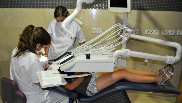 ep dentistas tratanuna pacienteconsulta