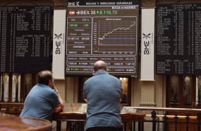 ep dos personas miran los paneles del palacio de la bolsa a 19 de julio de 2022 en madrid espana