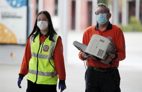 ep dos trabajadores del samur proteccion civil de madrid protegidos con mascarilla acuden a ifema
